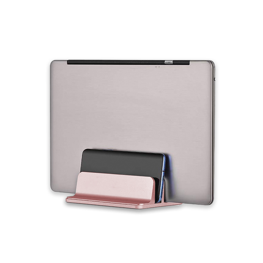 Un supporto color oro rosa contiene un tablet e un telefono. Il tablet è argentato. Il telefono è nero. Sfondo bianco.
