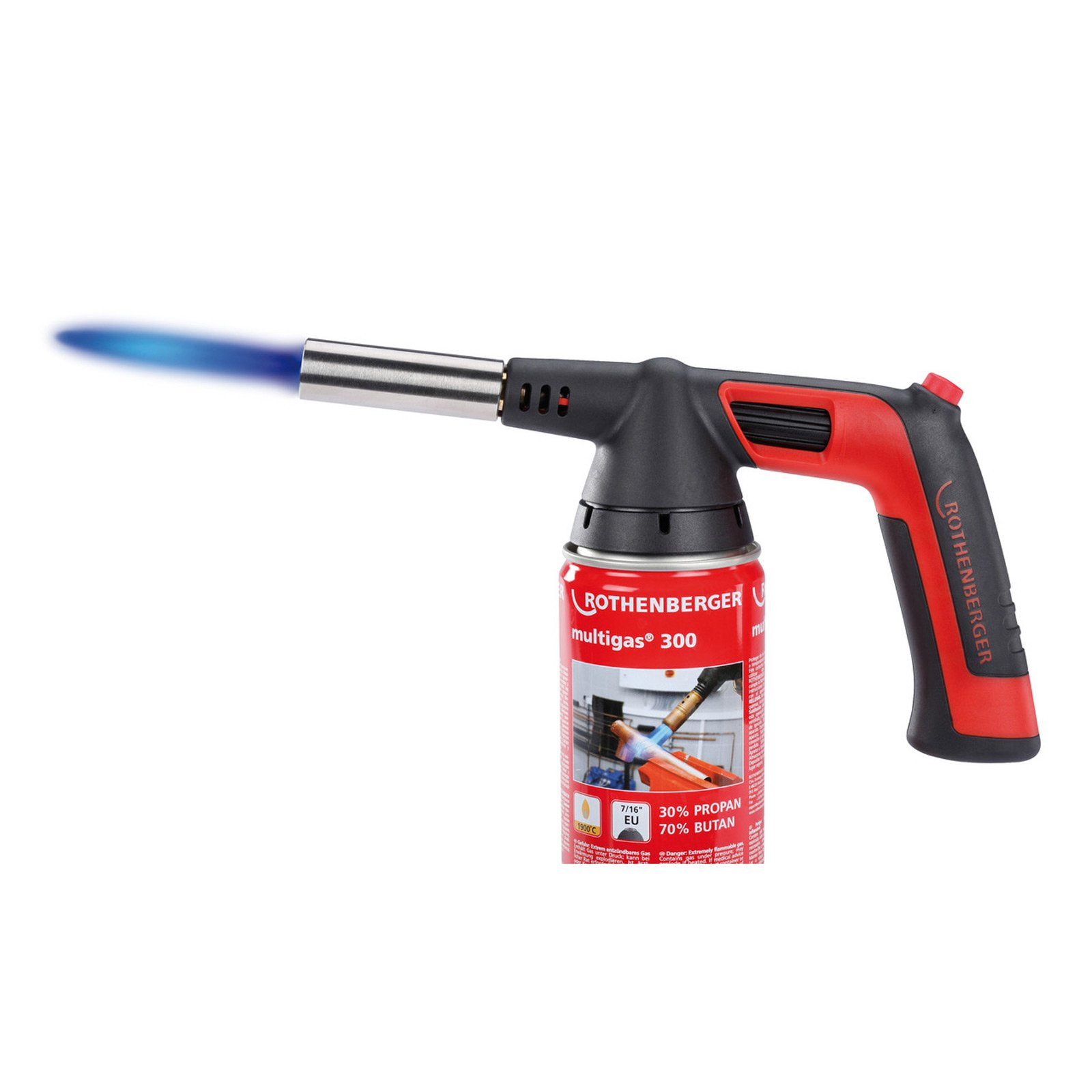 Un cannello Rothenberger rosso e nero con fiamma blu, collegato a una bombola di gas rossa e bianca, su sfondo bianco.