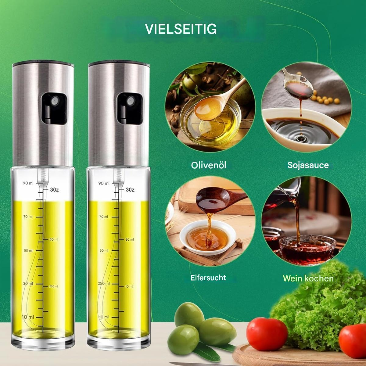Zwei Sprühflaschen mit gelber Flüssigkeit, umgeben von Zutaten wie Oliven, Öl, Sojasauce und Grünzeug zum Kochen.