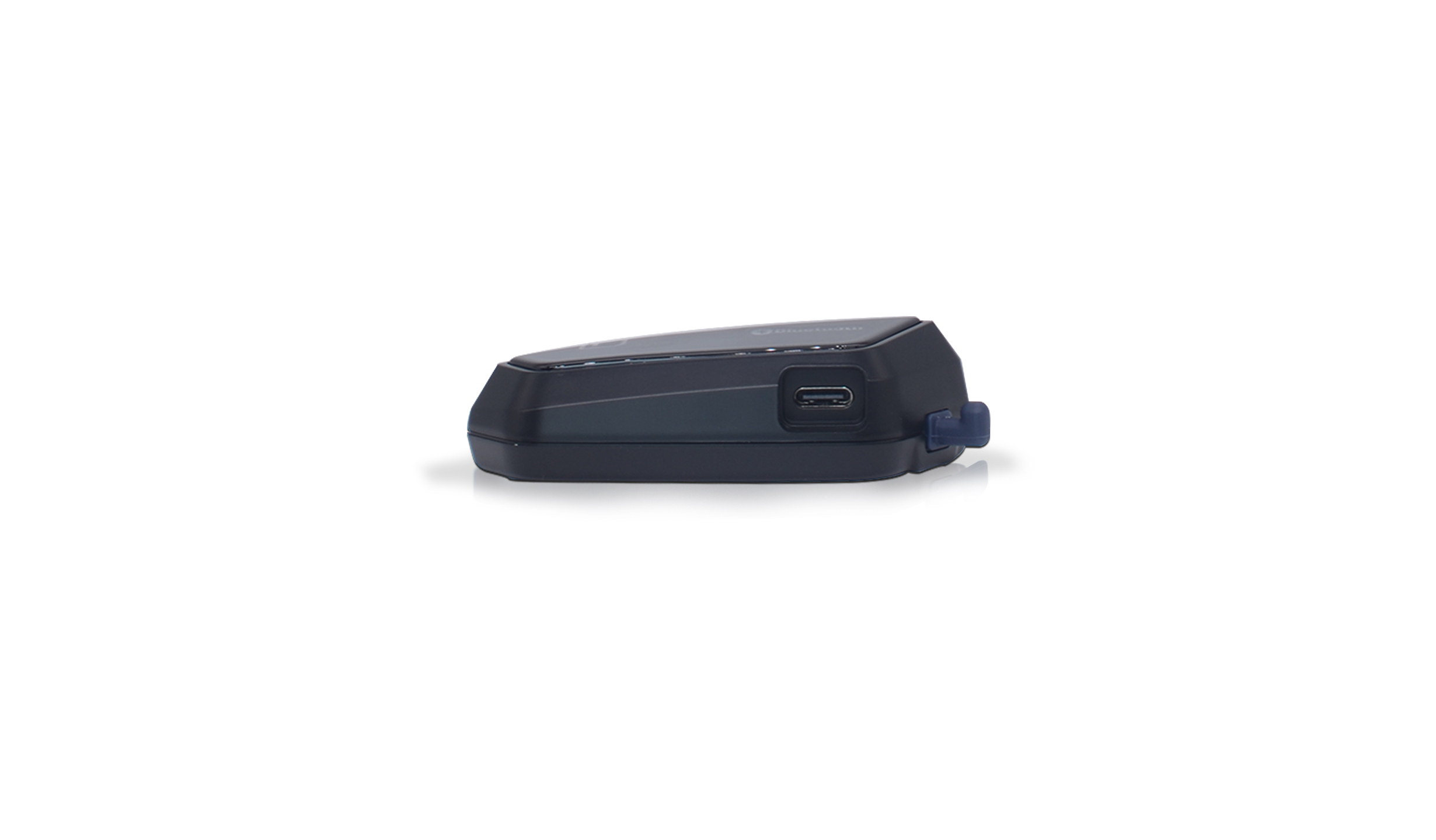 Un dispositivo rettangolare nero con un pulsante blu e una porta USB su sfondo bianco. Il dispositivo è leggermente angolato.