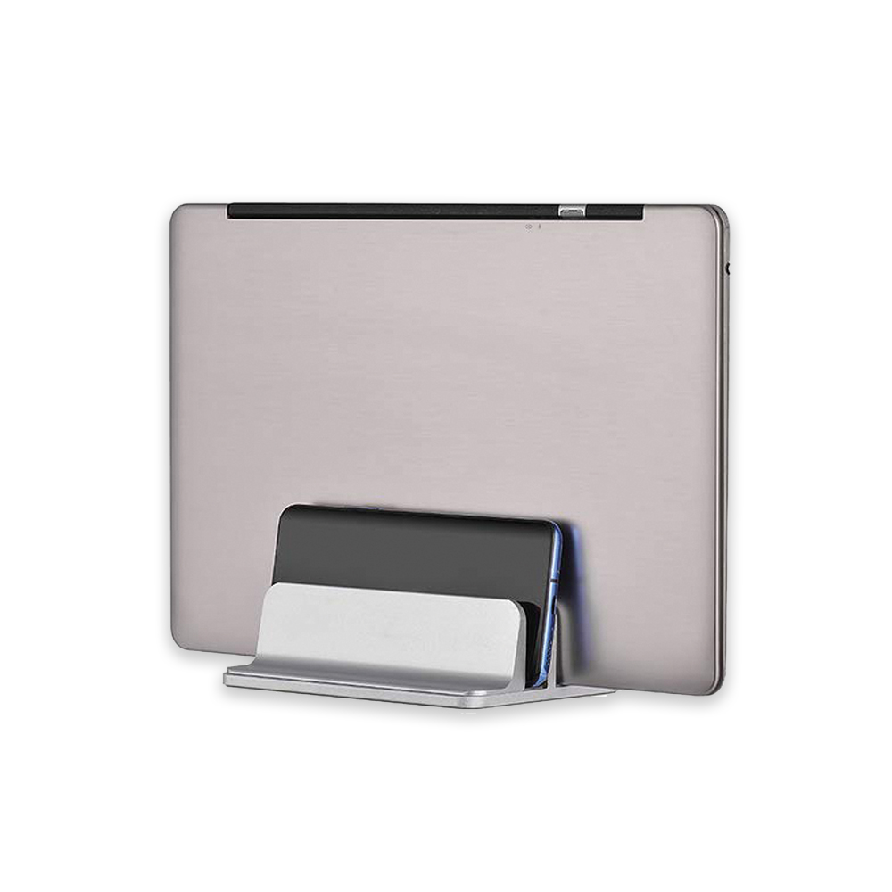 Un tablet argentato e uno smartphone nero sono in un supporto argentato. Il retro del tablet è visibile e lo sfondo è bianco.