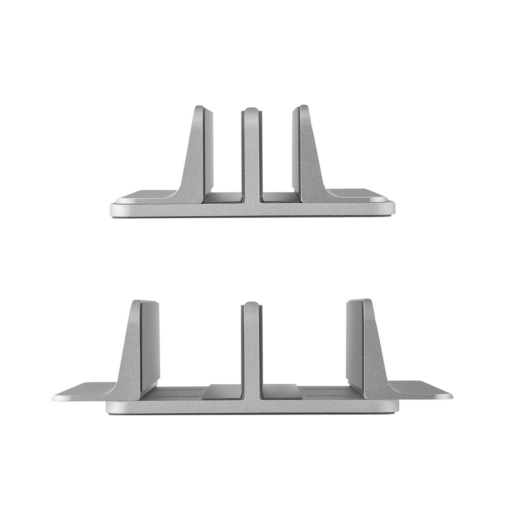 Due supporti argentati per laptop su sfondo bianco. Ognuno ha una base e tre supporti verticali.