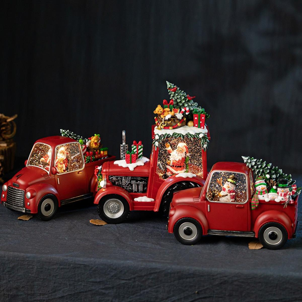 Drei rote Weihnachtstrucks mit Schneekugeln. Weihnachtsmann, Schneemann, Geschenke und Bäume schmücken die Trucks. Dunkler Hintergrund, reflektierende Oberfläche.