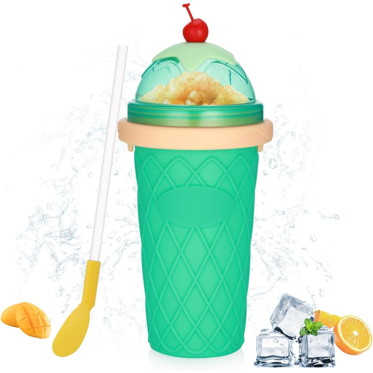 Grüner Eisbereiter mit Kirsche oben, Strohhalm, Mango, Eiswürfeln und Orangenscheiben.