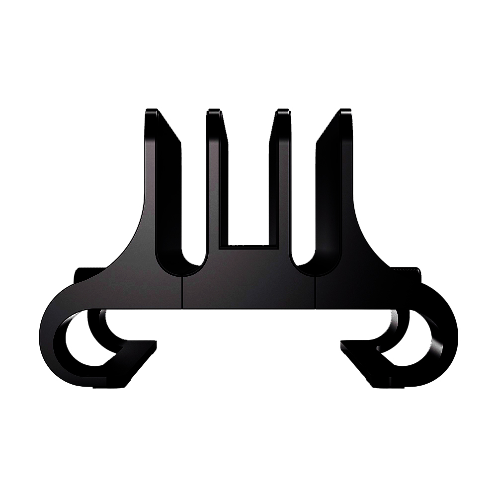 Un supporto nero per un dispositivo. Ha supporti curvi e fessure verticali. Lo sfondo è bianco.