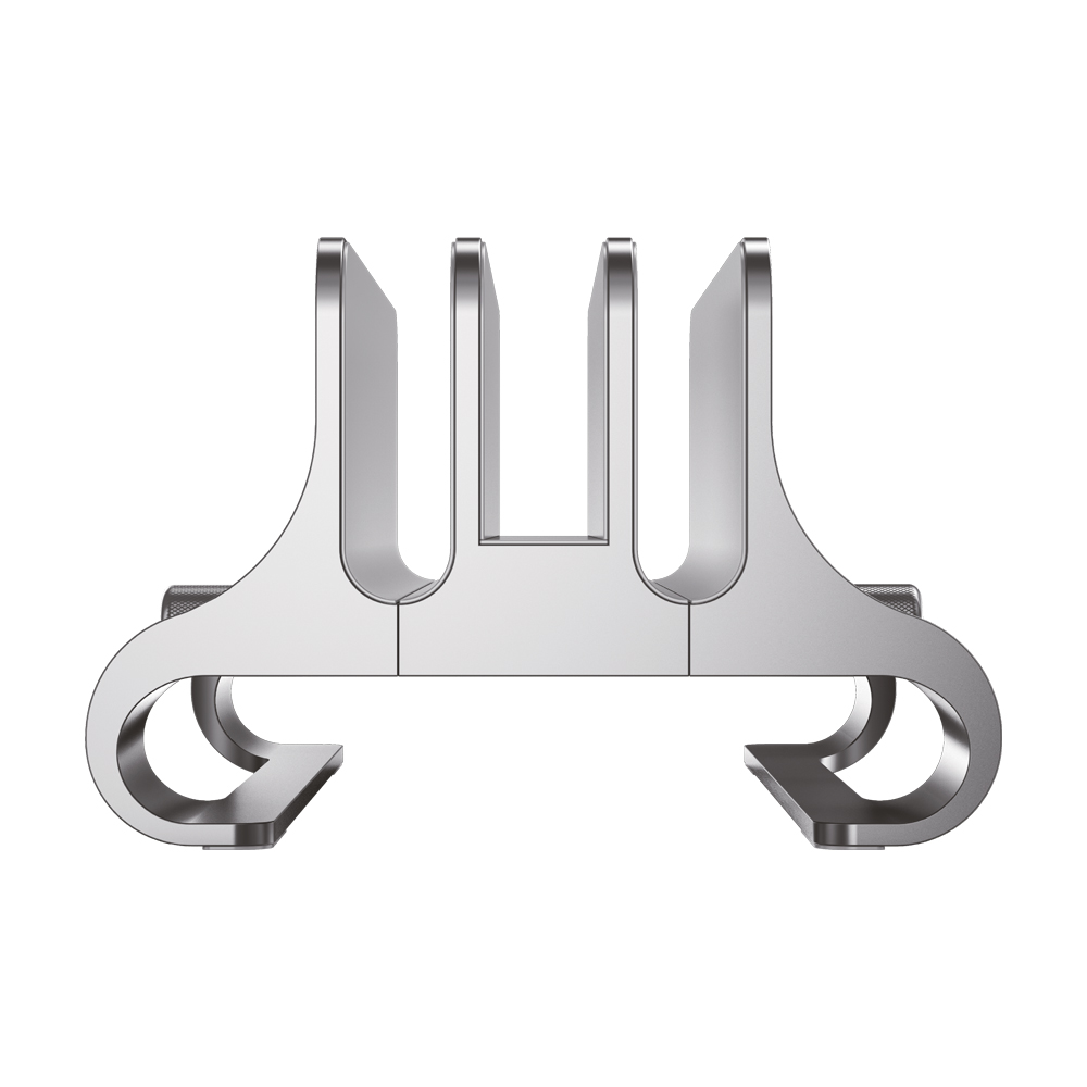 Un supporto metallico argentato. Ha divisori verticali e supporti di base curvi. Lo sfondo è bianco.