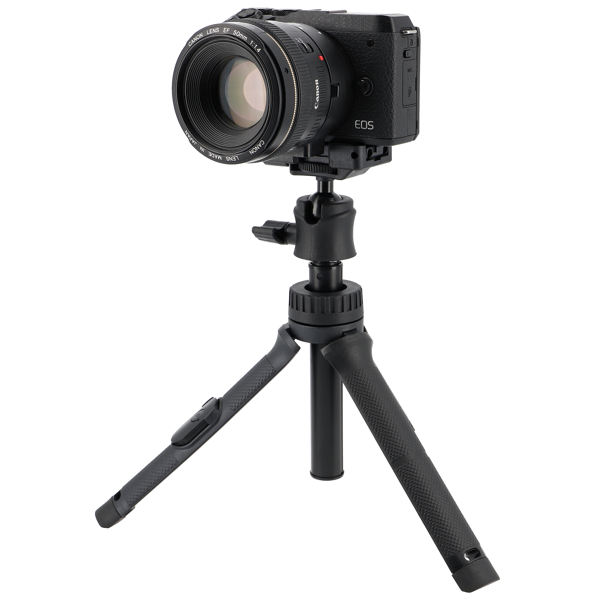 Eine schwarze Canon-Kamera mit 50-mm-Objektiv ist auf einem schwarzen Stativ montiert. Der Hintergrund ist weiß.