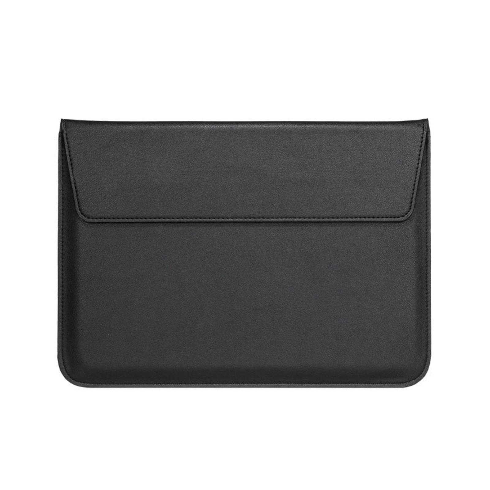 Eine schwarze Laptoptasche aus Leder mit Klappenverschluss, auf weißem Hintergrund.