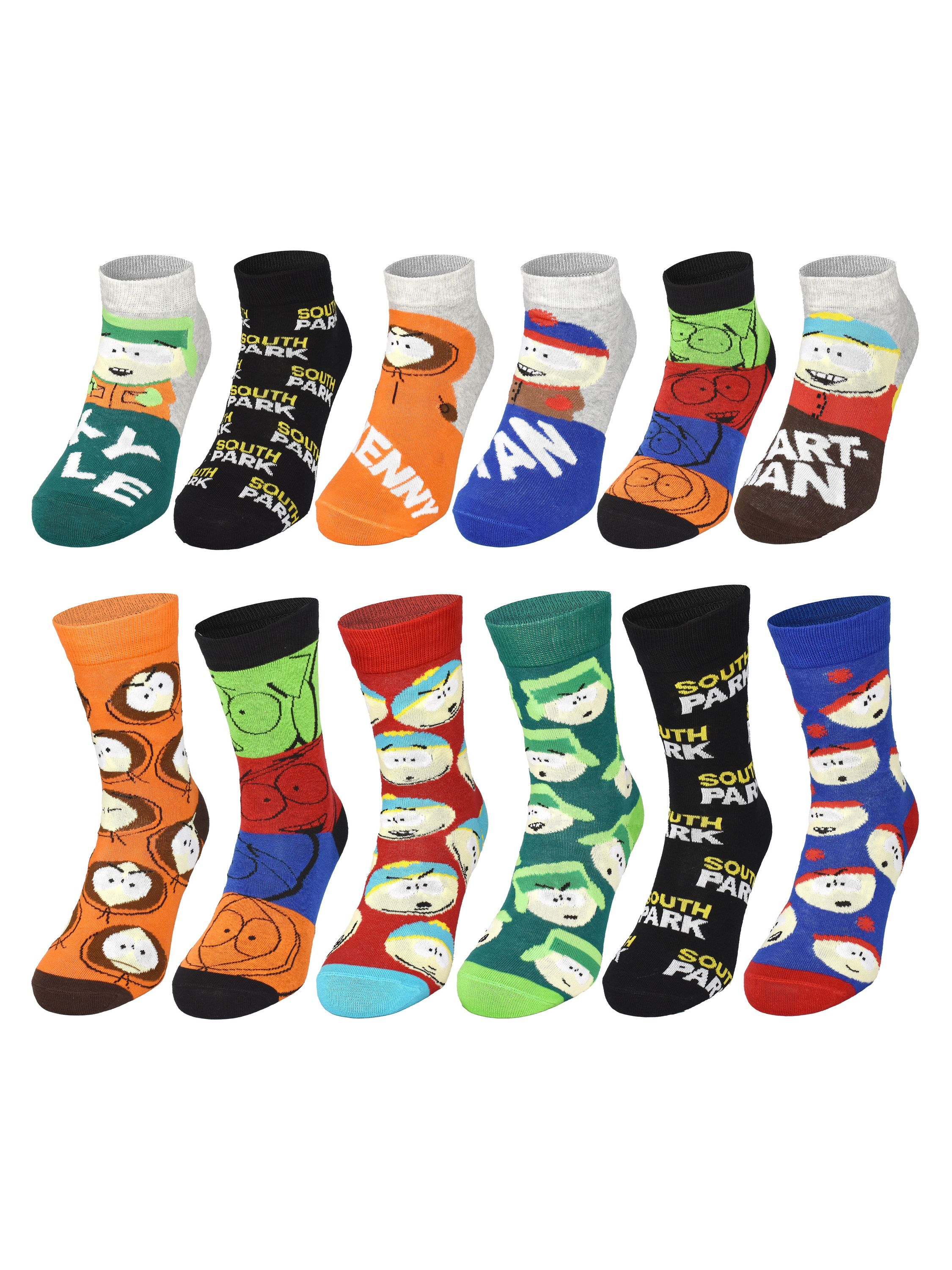 Eine Sammlung von South Park-Charakter-Socken. Jede Socke zeigt einen anderen Charakter in verschiedenen Farben und Designs.