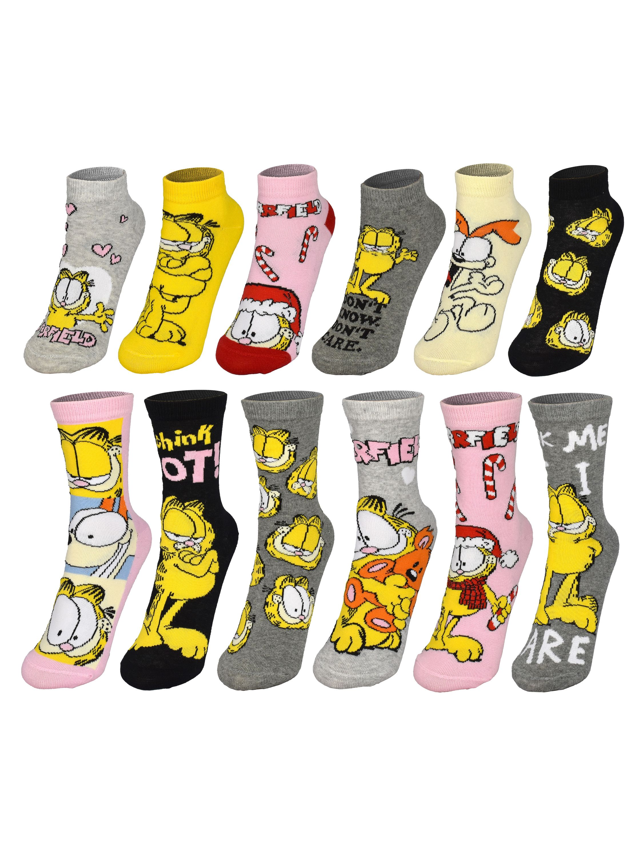 Zwölf verschiedene Garfield-Socken werden gezeigt. Jede Socke hat ein anderes Design von Garfield in verschiedenen Farben.