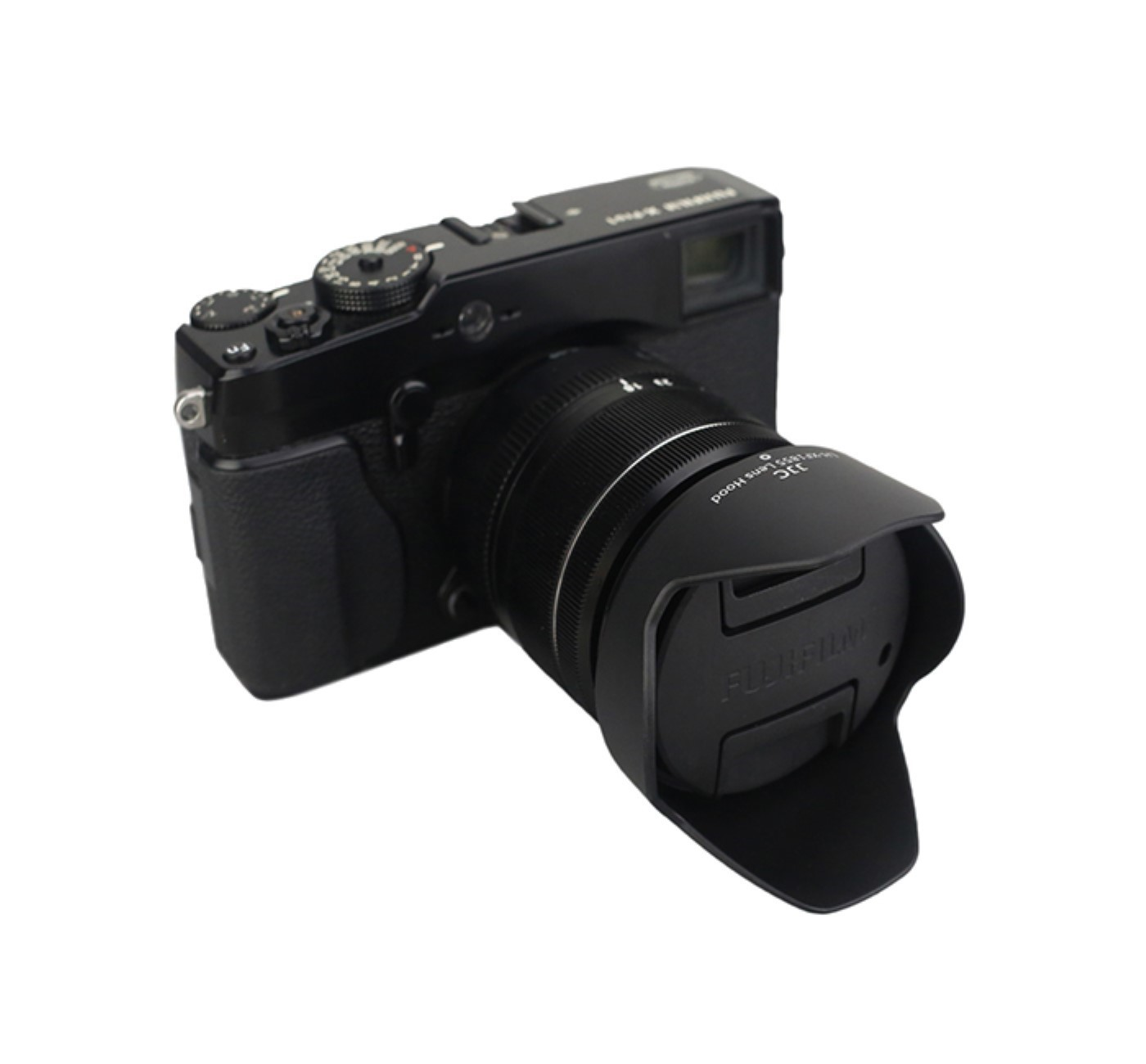 Eine schwarze Fujifilm-Kamera mit Gegenlichtblende ist nach rechts abgewinkelt. Der Objektivdeckel ist aufgesetzt. Der Hintergrund ist weiß.