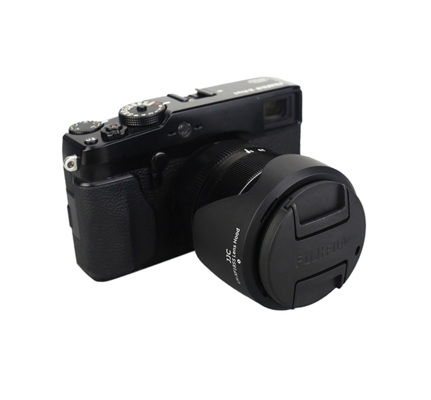Schwarze Kamera mit Objektivschutz. Der Objektivdeckel trägt die Aufschrift "FUJIFILM". Knöpfe und Tasten sind am Kameragehäuse sichtbar. Weißer Hintergrund.