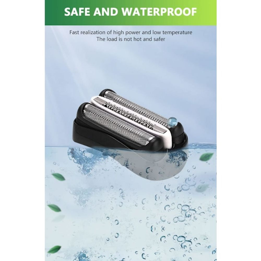 Ein Rasierapparatkopf im Wasser. Es hat schwarze, weiße und silberne Teile. Blasen und Blätter schwimmen darum.