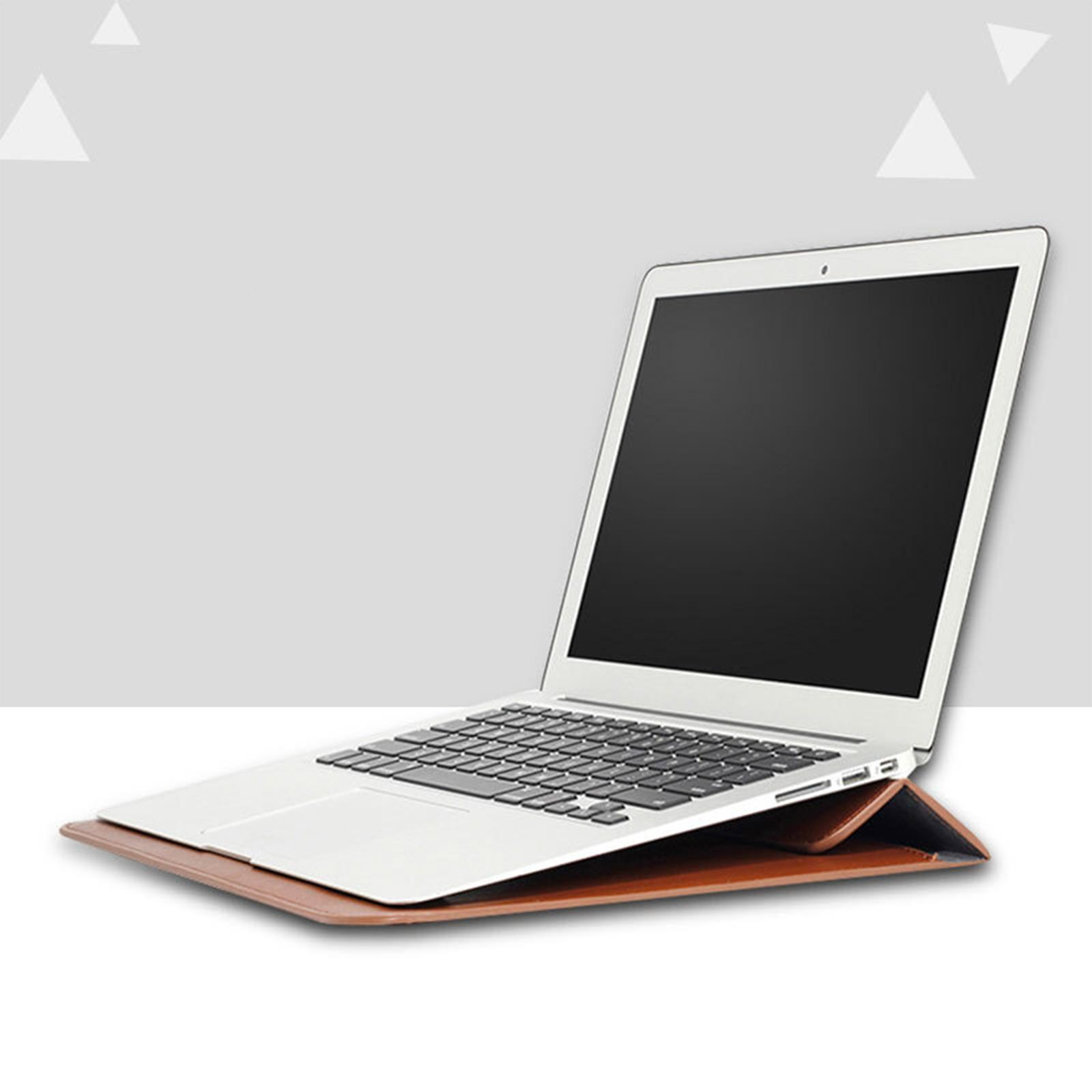 Ein Laptop auf einem braunen Lederständer, vor einem hellgrauen Hintergrund mit weißen Dreiecksformen.