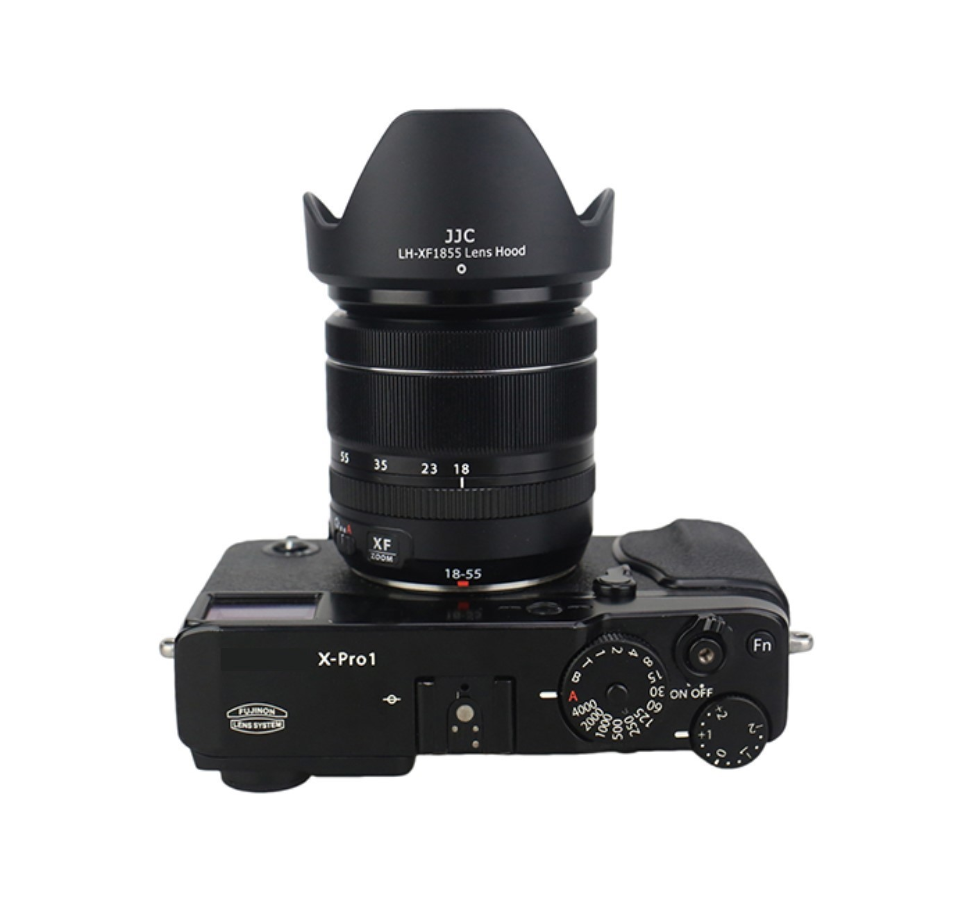 Eine schwarze Fujifilm X-Pro1 Kamera mit Objektiv und Sonnenblende. Die Sonnenblende ist mit 'JJC LH-XF1855' gekennzeichnet. Die Kamera steht auf weißem Untergrund.