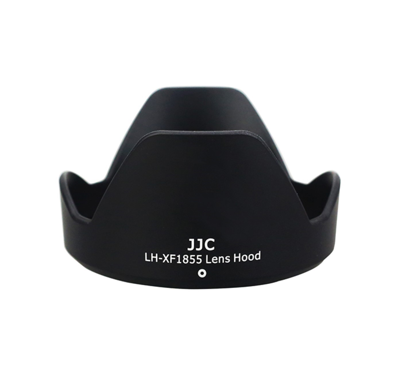 Eine schwarze Objektivsonnenblende sitzt vor weißem Hintergrund. Sie ist mit 'JJC LH-XF1855 Lens Hood' beschriftet.
