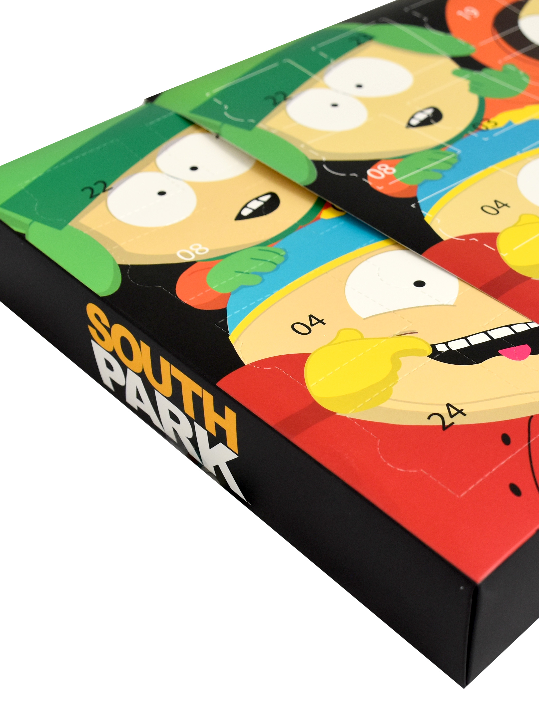 Nahaufnahme eines South Park Adventskalenders. Die Box zeigt Gesichter von Charakteren, Zahlen und das Logo der Show. Schwarze Box.