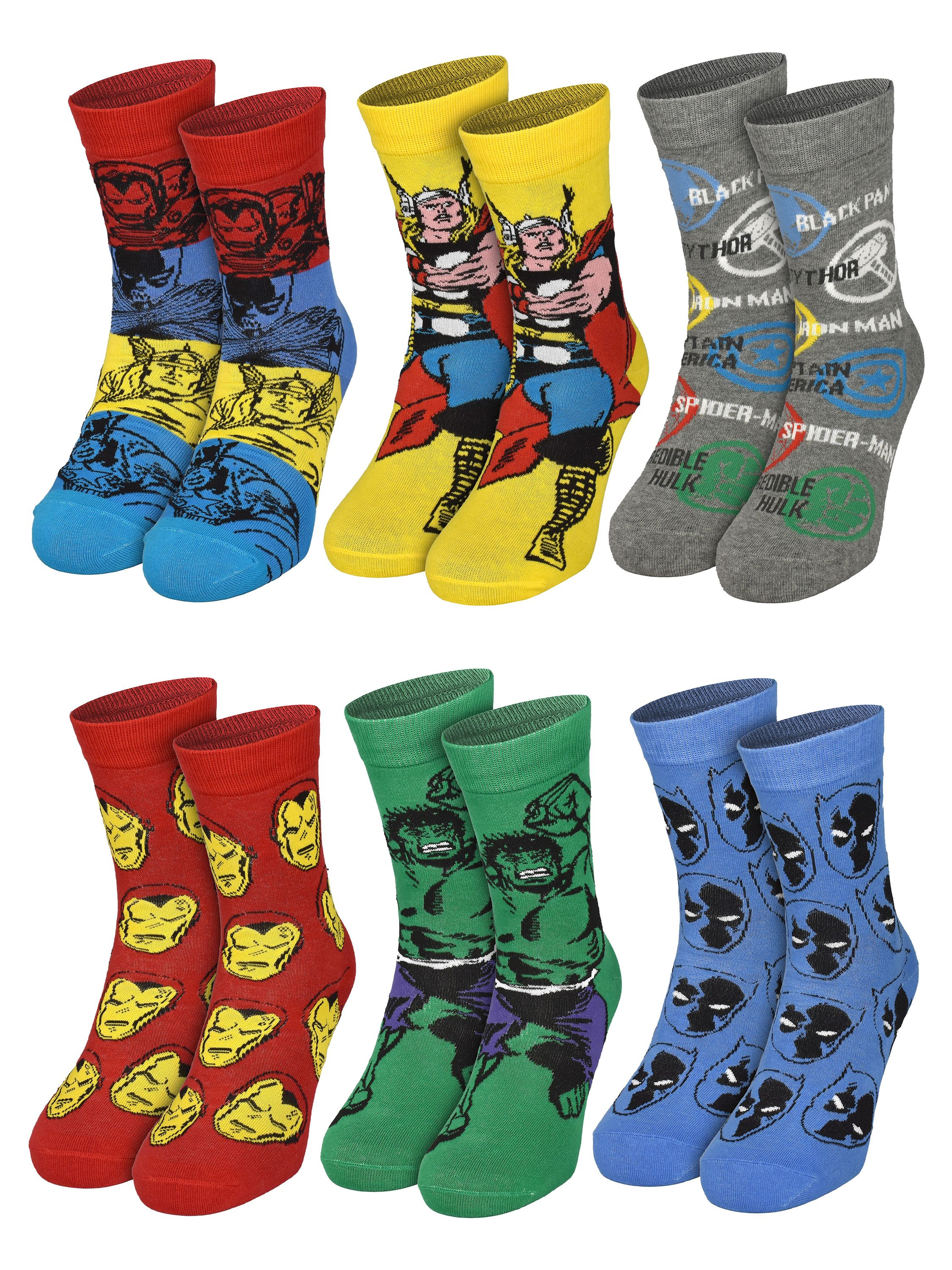 Socken mit Superhelden-Designs. Roter Iron Man, grüner Hulk, Thor, Captain America, Black Panther und Spider-Man sind sichtbar.