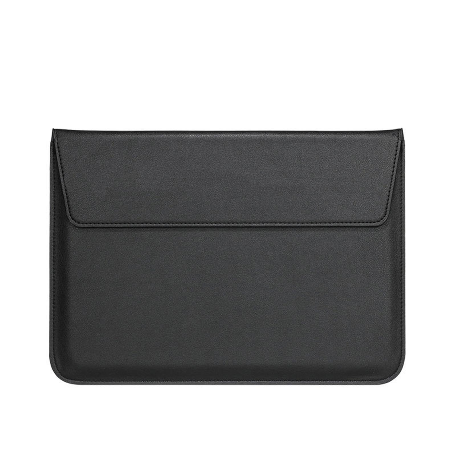 Eine schwarze Ledertasche für ein Tablet oder Laptop. Es hat einen Klappverschluss und eine glatte Textur, vor weißem Hintergrund.