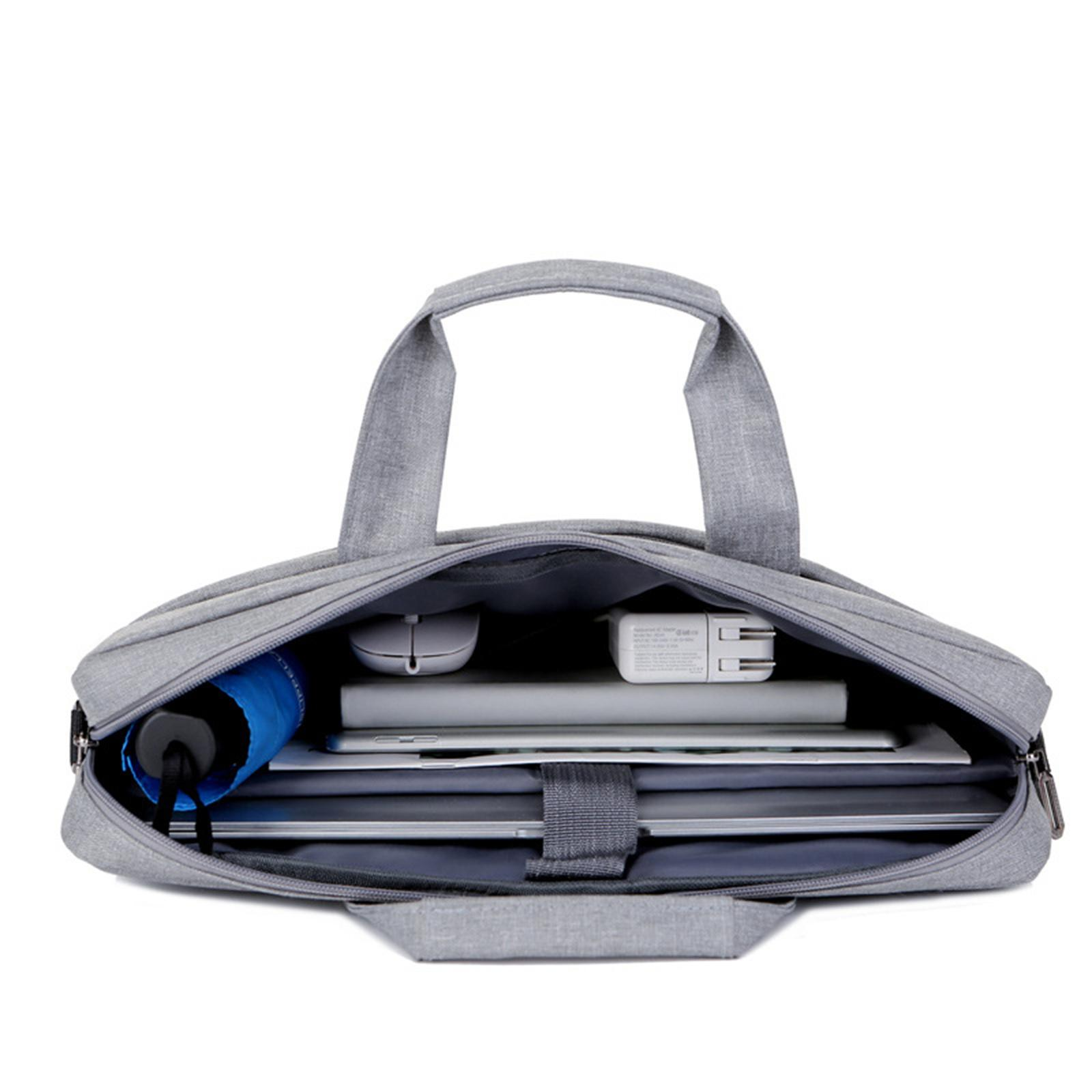 Graue Laptoptasche, offen, mit Laptop, Maus, Ladegerät und blauem Regenschirm. Der Hintergrund ist weiß.