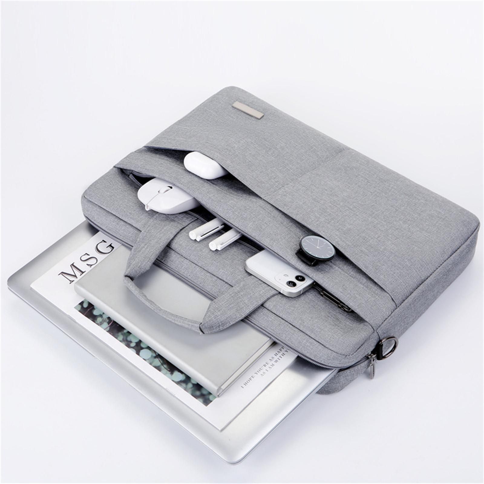 Graue Laptoptasche mit Laptop, Stiften, Uhr, Telefon, Maus und kabellosen Ohrhörern. Alles auf weißer Oberfläche.