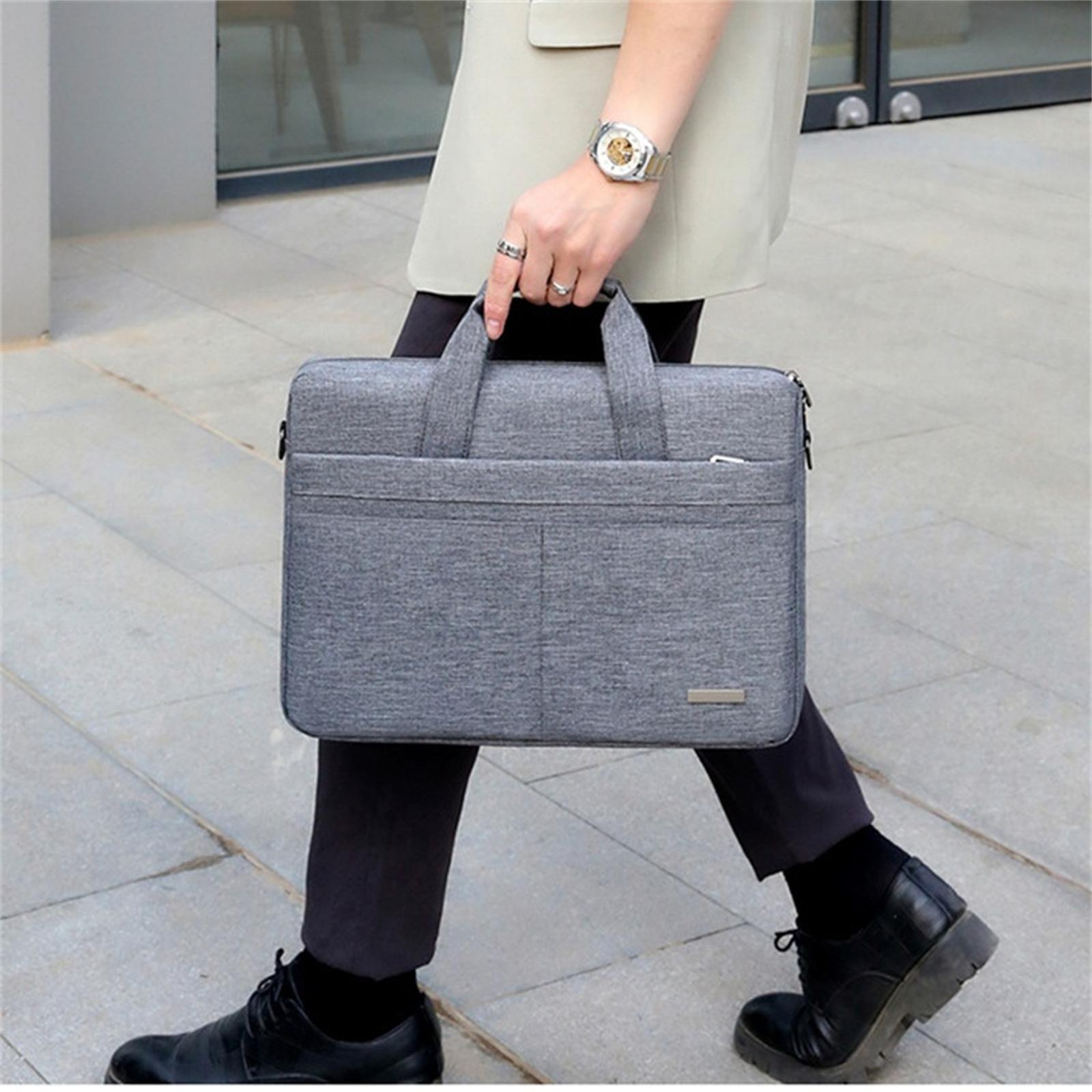 Eine Person geht mit einer grauen Aktentasche. Sie trägt eine Uhr, Ringe, eine beige Jacke, schwarze Hose und Schuhe auf einem Steinweg.