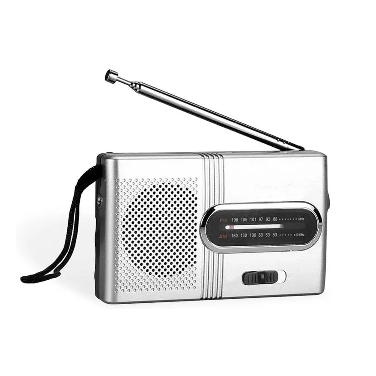 Silbernes tragbares Radio mit schwarzem Riemen und Antenne. Hat einen Lautsprecher, einen Abstimmregler und eine AM/FM-Frequenzanzeige.