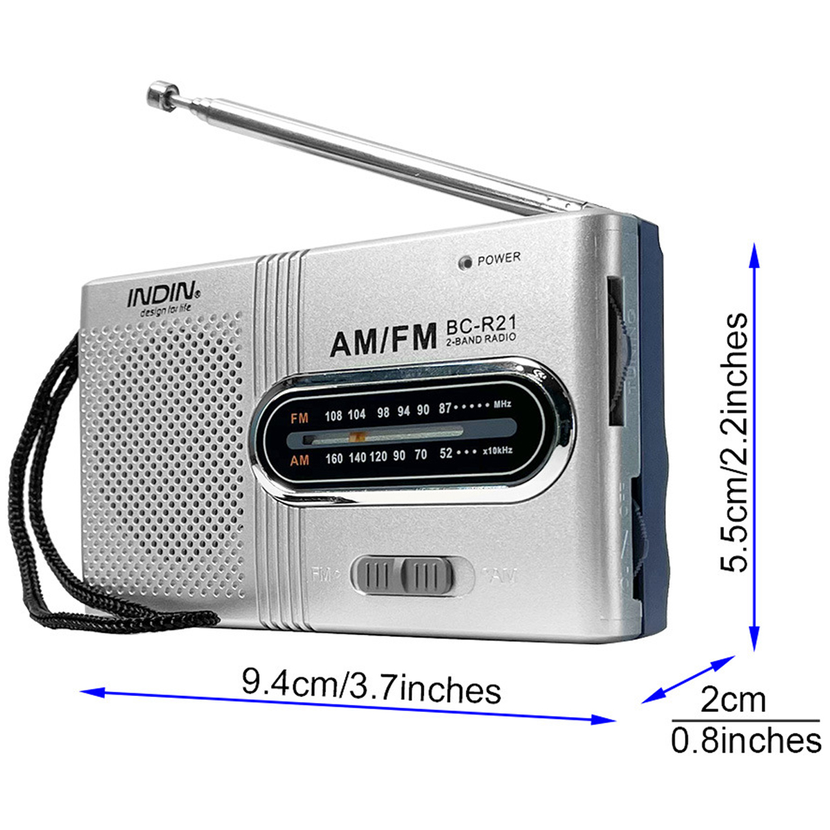 Ein silbernes AM/FM-Radio mit schwarzem Riemen, Antenne ausgefahren. Abmessungen sind beschriftet: 9,4 cm/3,7 Zoll, 5,5 cm/2,2 Zoll und 2 cm/0,8 Zoll.
