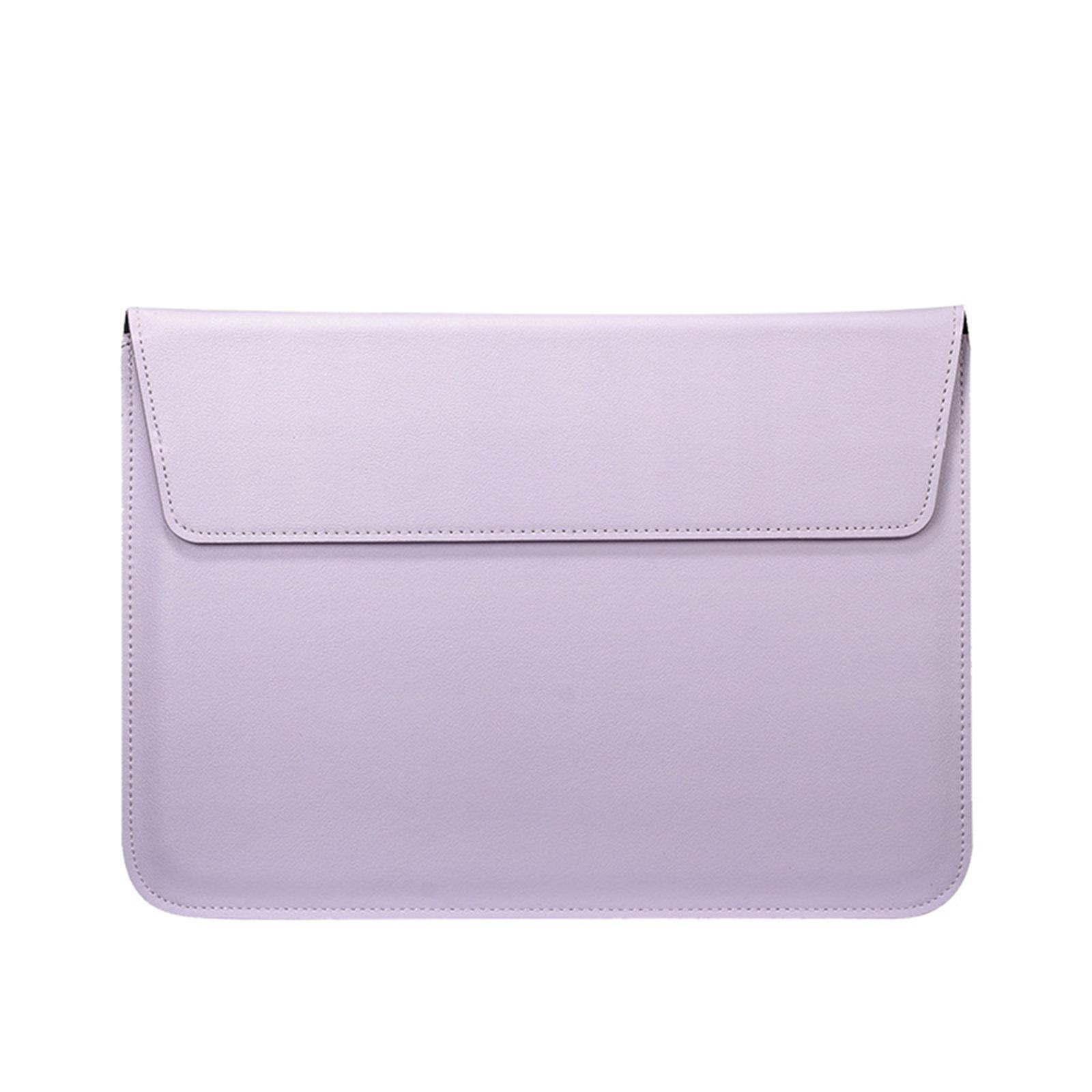 Eine hellviolette Laptoptasche. Sie hat einen Klappenverschluss und eine glatte Textur. Der Hintergrund ist weiß.