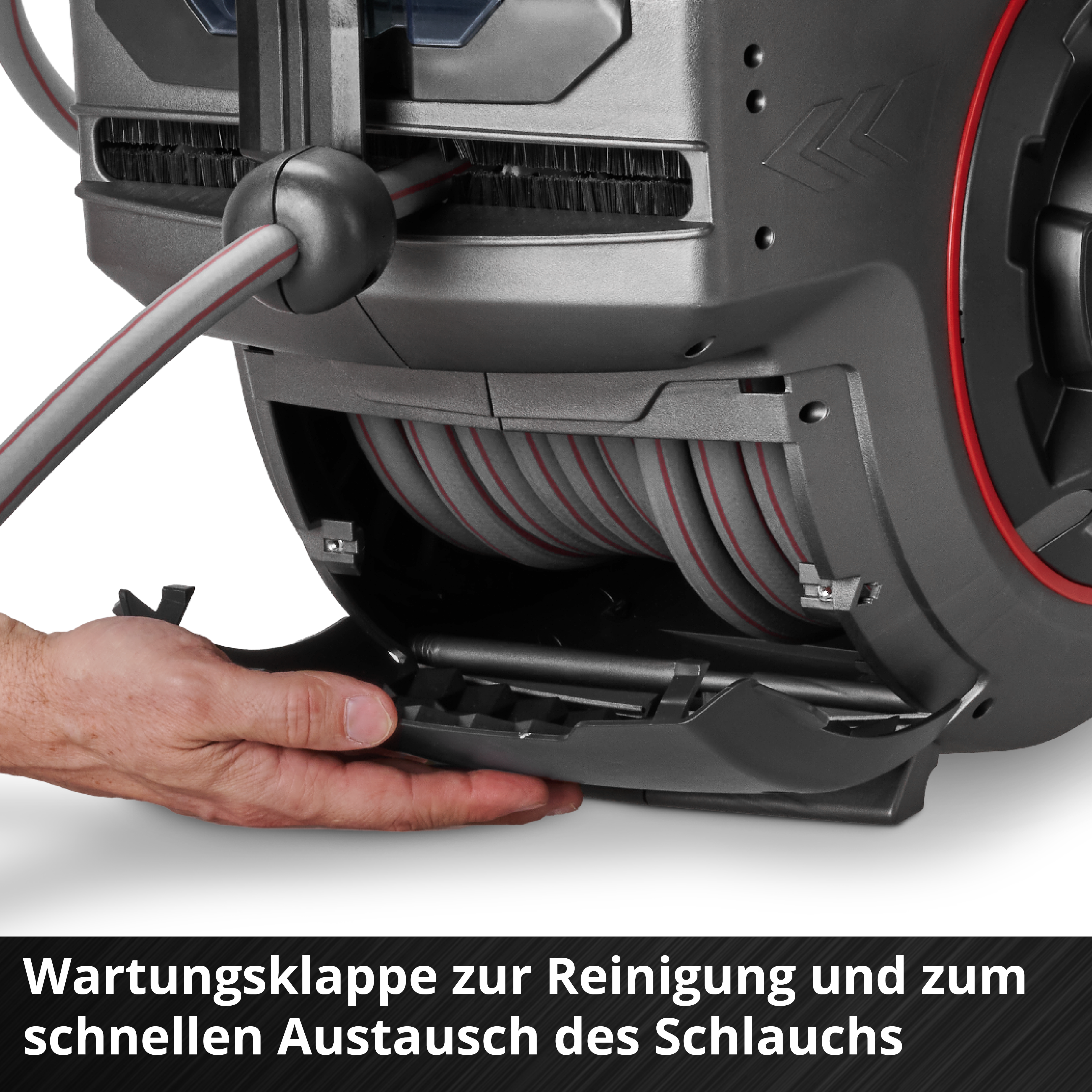 Eine graue Schlauchtrommel mit einer Hand, die ein schwarzes Fach öffnet. Der Schlauch ist grau mit roten Streifen.