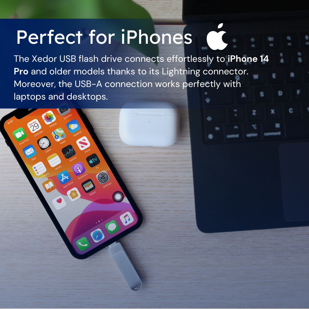 iPhone z podłączonym pendrivem. Na drewnianej powierzchni widać także białe etui AirPods i laptopa.