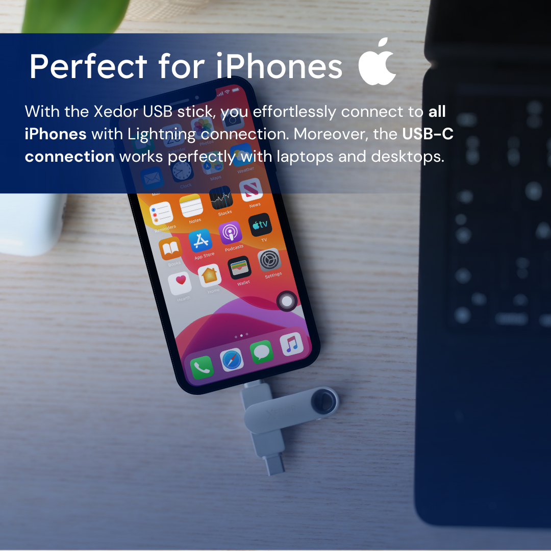 iPhone z podłączonym pendrivem na drewnianym stole. Po prawej stronie laptop. Ekran pokazuje ikony aplikacji.