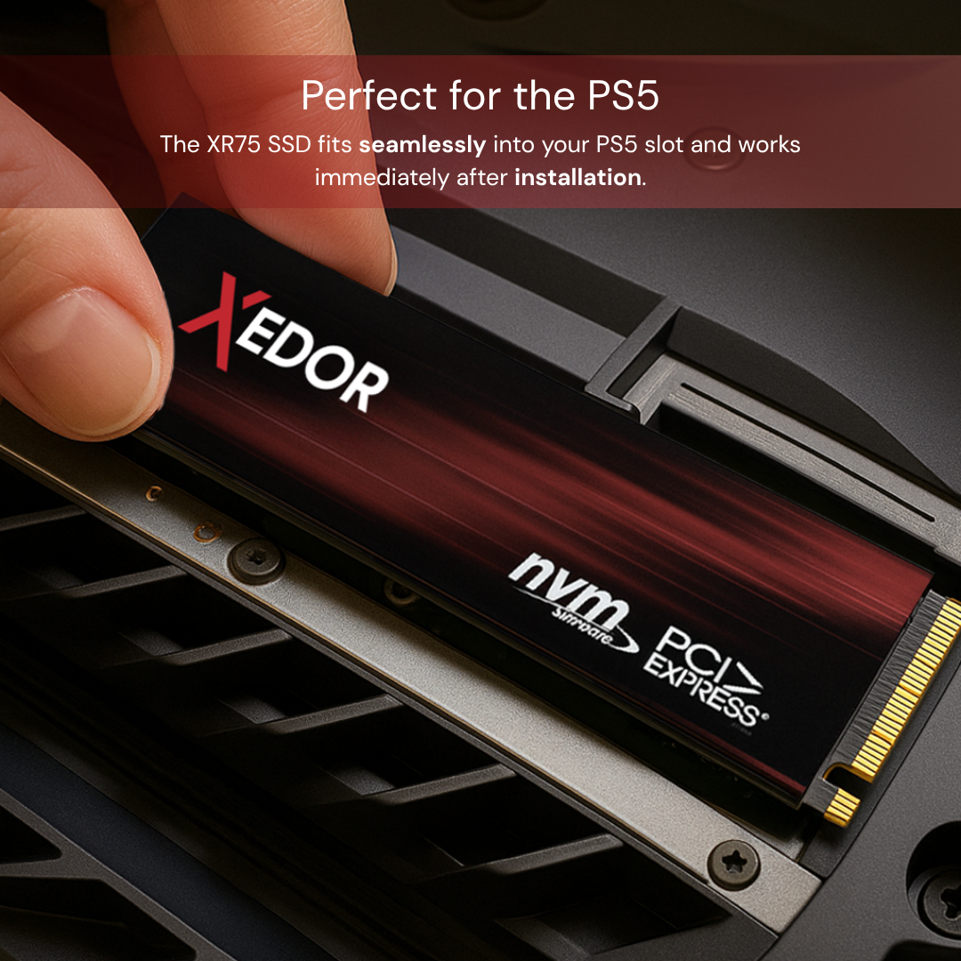 Hand steekt een SSD in een PS5. De SSD is zwart en rood, met "XEDOR" en "PCI EXPRESS" erop gedrukt.