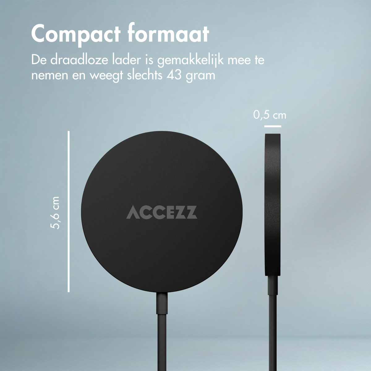 A black, round wireless charger with the brand name "ACCEZZ". It's displayed with size indications and text in Dutch.