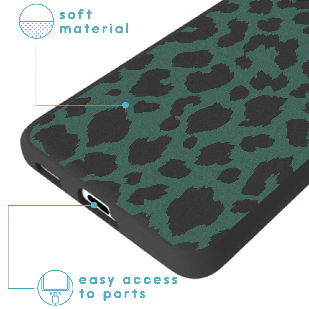 Una custodia per telefono con stampa leopardata verde. Ha un facile accesso alle porte ed è realizzata in materiale morbido.