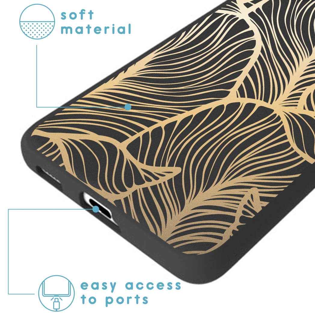 Custodia per telefono nera con design a foglie dorate. La custodia ha un facile accesso alle porte ed è realizzata in materiale morbido.