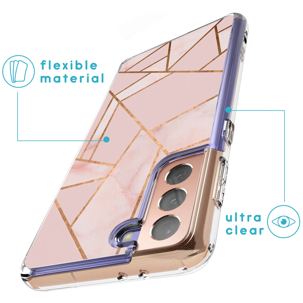 Een transparante telefoonhoes met een roze marmerontwerp en gouden geometrische lijnen. Het heeft drie cameralenzen en de woorden 'flexibel materiaal' en 'ultra helder'.