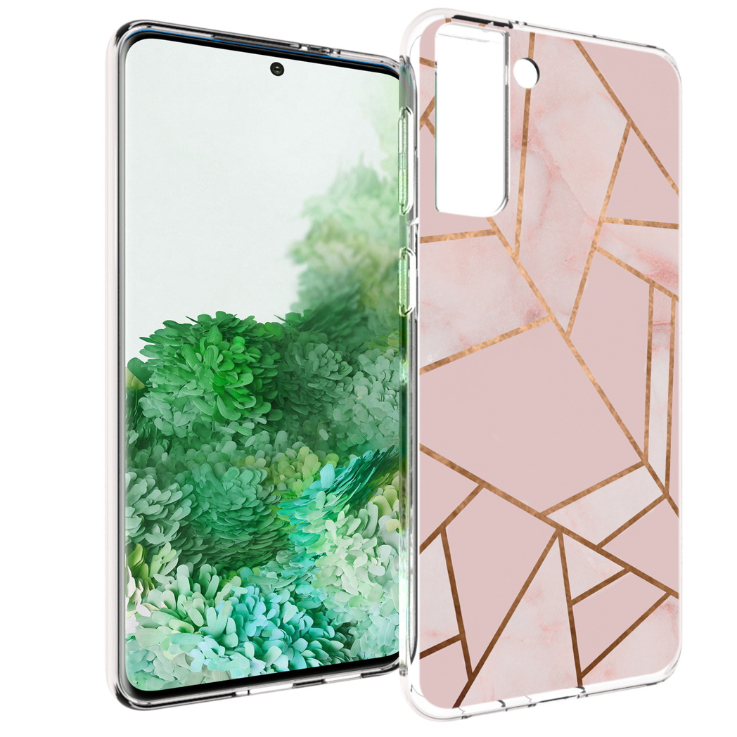 Een smartphone met een doorzichtige hoes. De hoes heeft een roze marmerontwerp met gouden geometrische lijnen. Het scherm toont groen gebladerte.