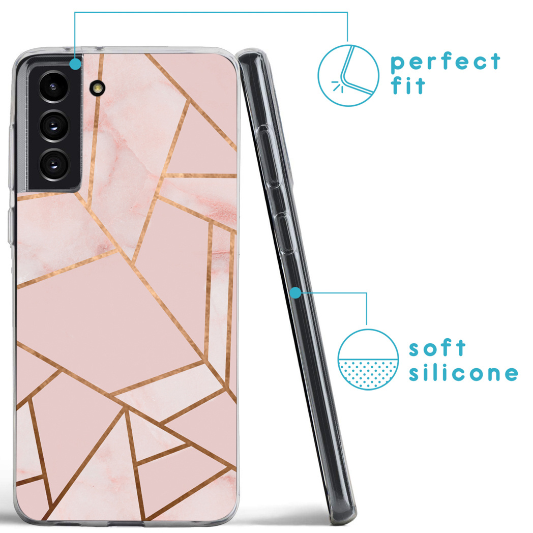 Een telefoonhoesje met een roze marmerpatroon en gouden geometrische lijnen. Gemaakt van zachte siliconen en past perfect. Een telefoon leunt erop.