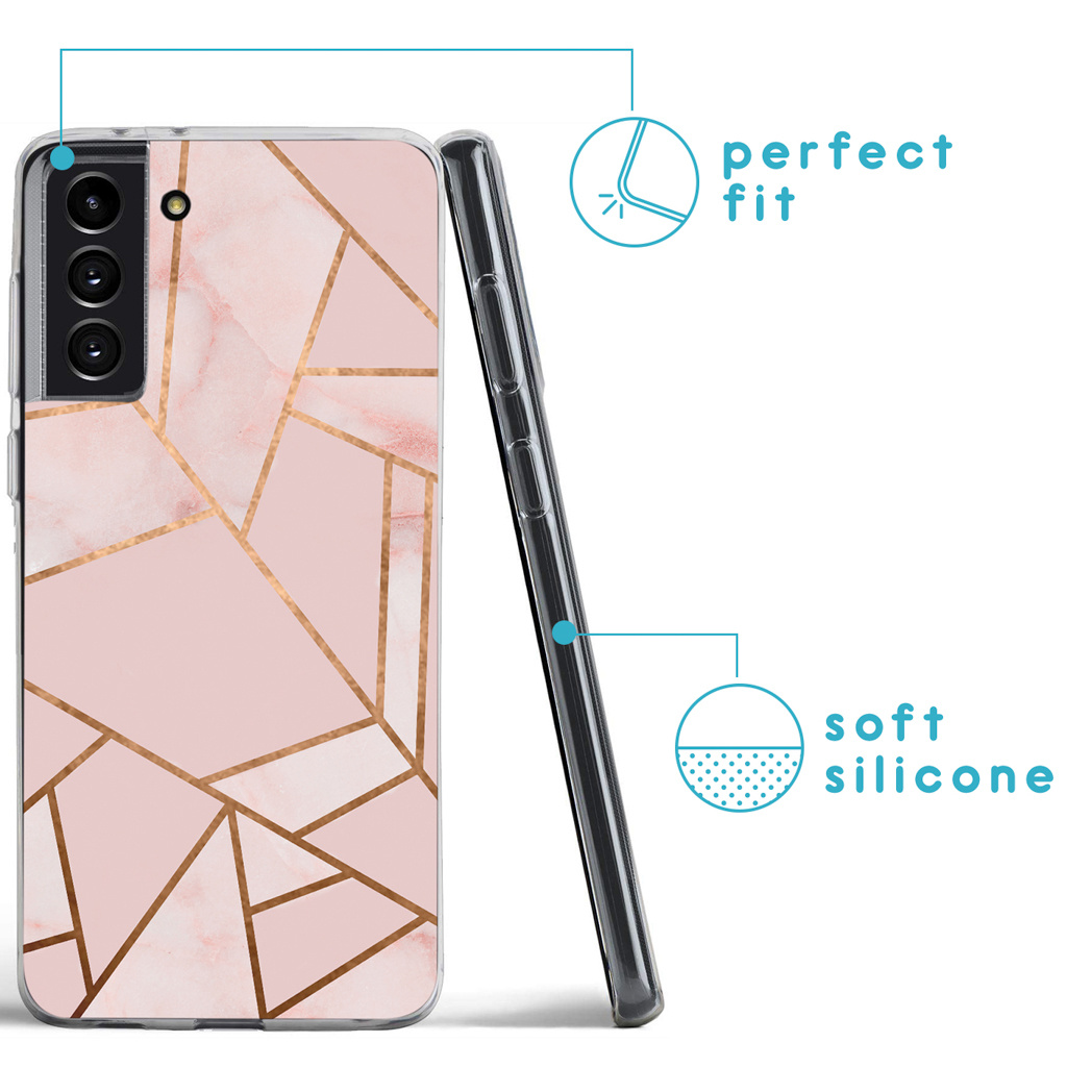 Viene mostrata una custodia per telefono con un design in marmo rosa e linee geometriche dorate. La custodia è di lato, mostrando il suo spessore.