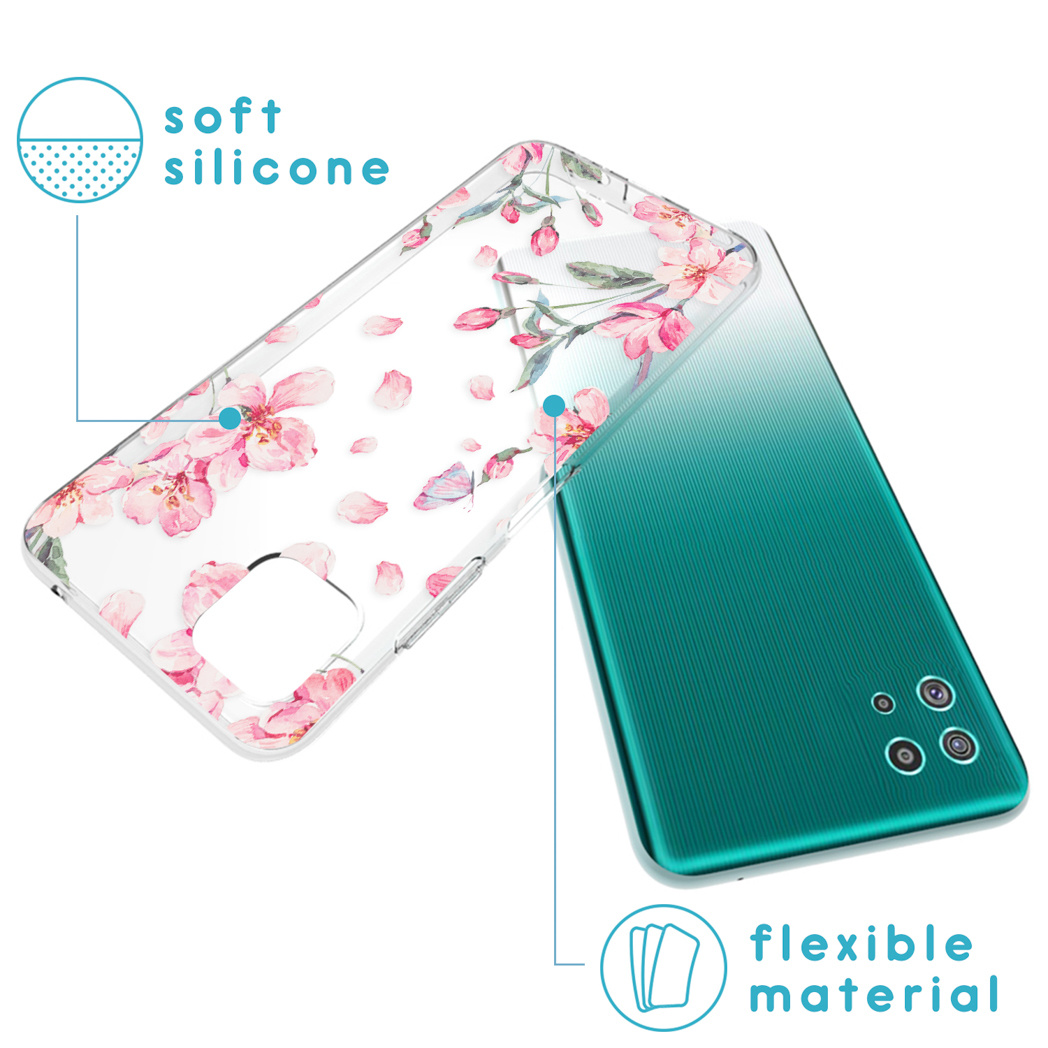 Una custodia trasparente per telefono con design floreale rosa è posizionata sopra un telefono verde acqua. Le etichette indicano silicone morbido e materiale flessibile.