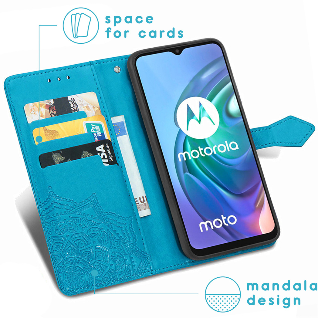 Una custodia per telefono turchese con fessure per carte e un telefono Motorola. La custodia ha un design mandala. È visibile una chiusura a linguetta.