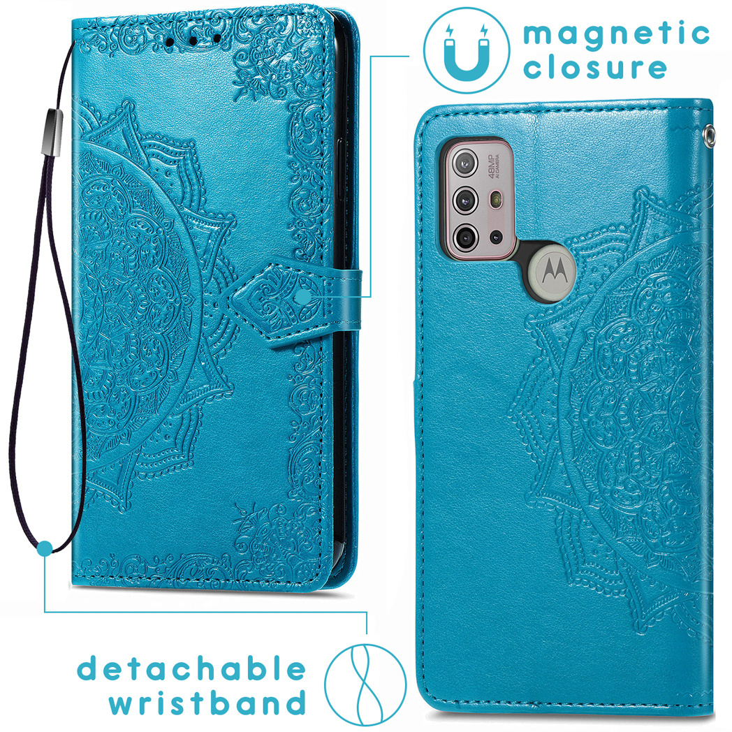 Una custodia per telefono in pelle turchese con un design mandala è mostrata aperta e chiusa. Le caratteristiche includono una chiusura magnetica e un cinturino da polso rimovibile.