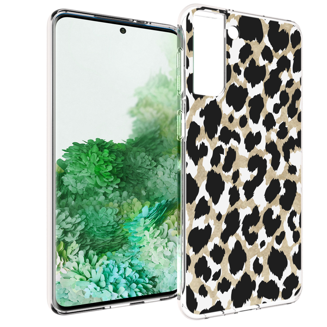 Un smartphone avec une coque à imprimé léopard. L'écran affiche une image floue d'une plante verte. La coque a des taches noires, beiges et blanches.