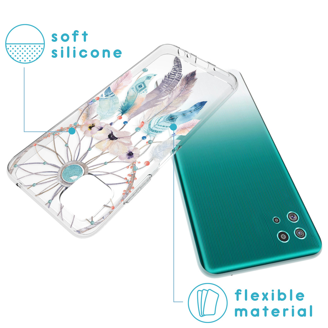 Custodia trasparente per telefono con design acchiappasogni e piume, posizionata su un telefono verde. Il testo menziona 'silicone morbido' e 'materiale flessibile'.
