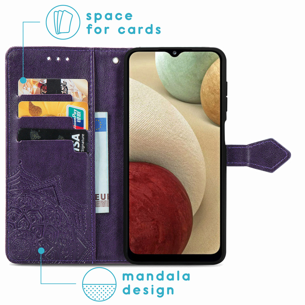 Étui de téléphone violet avec emplacements pour cartes et motif mandala, tenant un téléphone noir avec des objets sphériques rouges et verts en arrière-plan.