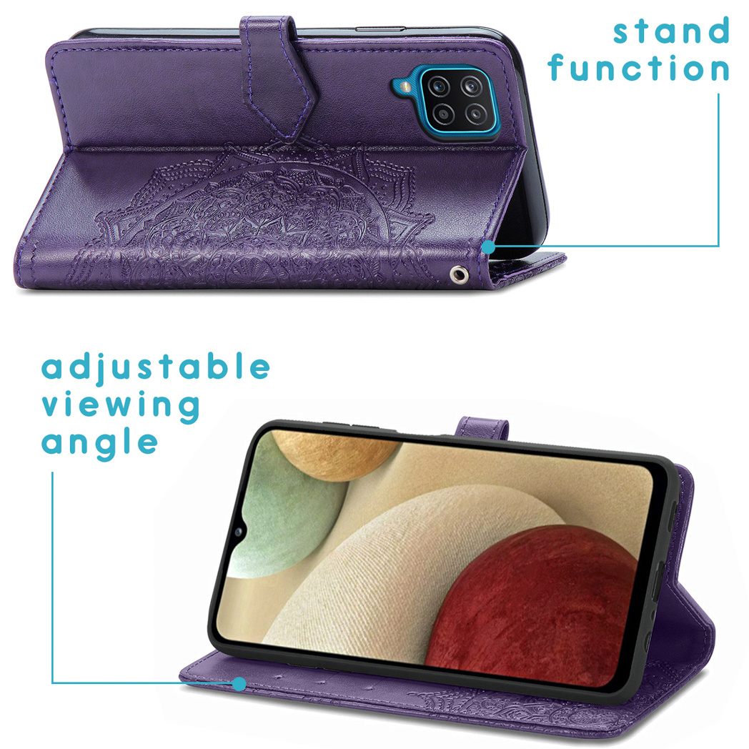 Étui de téléphone violet avec motif mandala, ouvert pour afficher un téléphone avec une image de formes rouges et vertes. Fonction support visible.