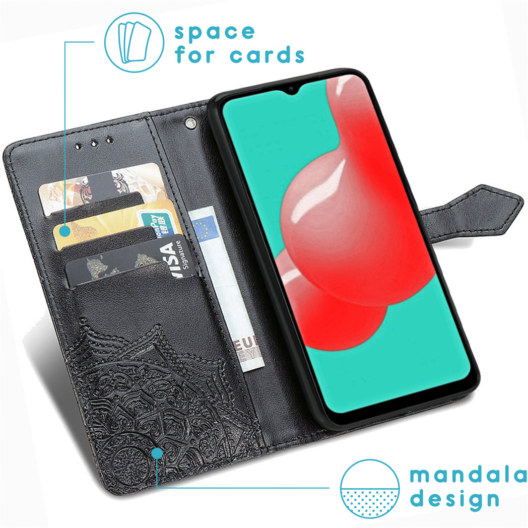 Una custodia nera per telefono con un design mandala, che tiene un telefono con schermo rosso e verde e fessure per carte.