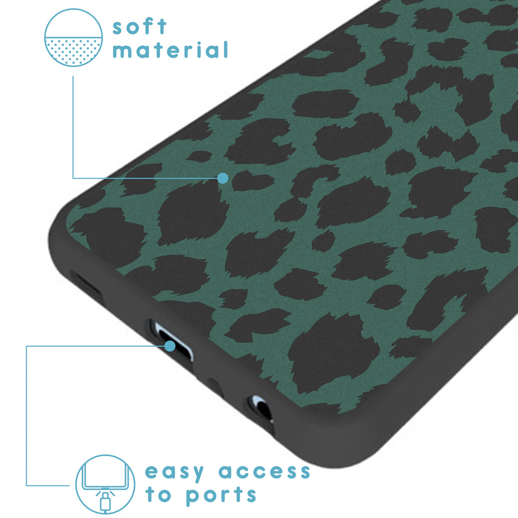 Una custodia per telefono con un motivo leopardato verde. Ha un facile accesso alle porte ed è realizzata in materiale morbido.