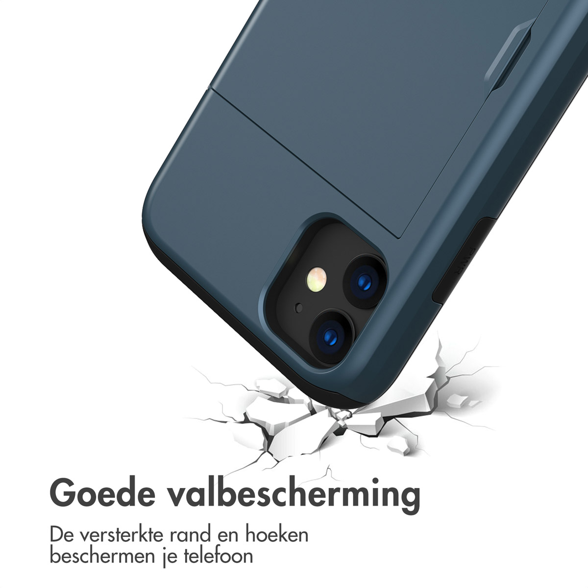 Een blauwe telefoonhoes rust op een gebarsten witte grond. De tekst luidt 'Goede valbescherming'. De telefoon heeft zichtbare camera's.